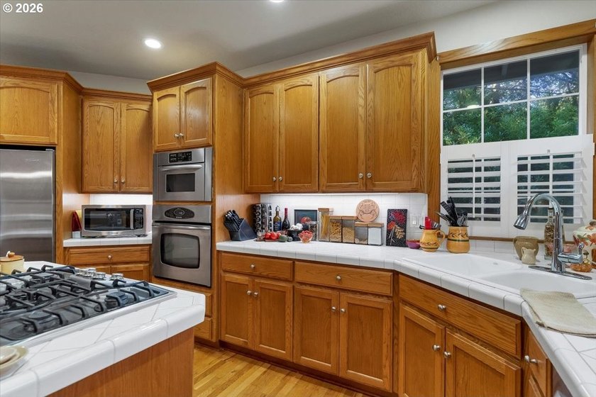 Custom built single level home with vaulted ceilings, gas - photo 13