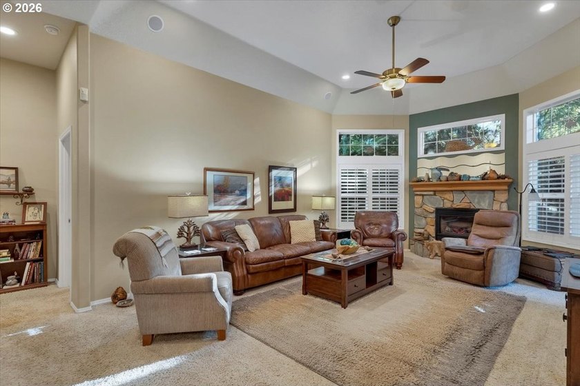 Custom built single level home with vaulted ceilings, gas - photo 17