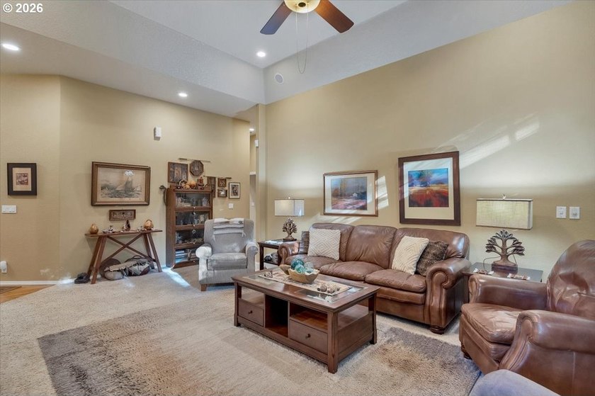Custom built single level home with vaulted ceilings, gas - photo 18
