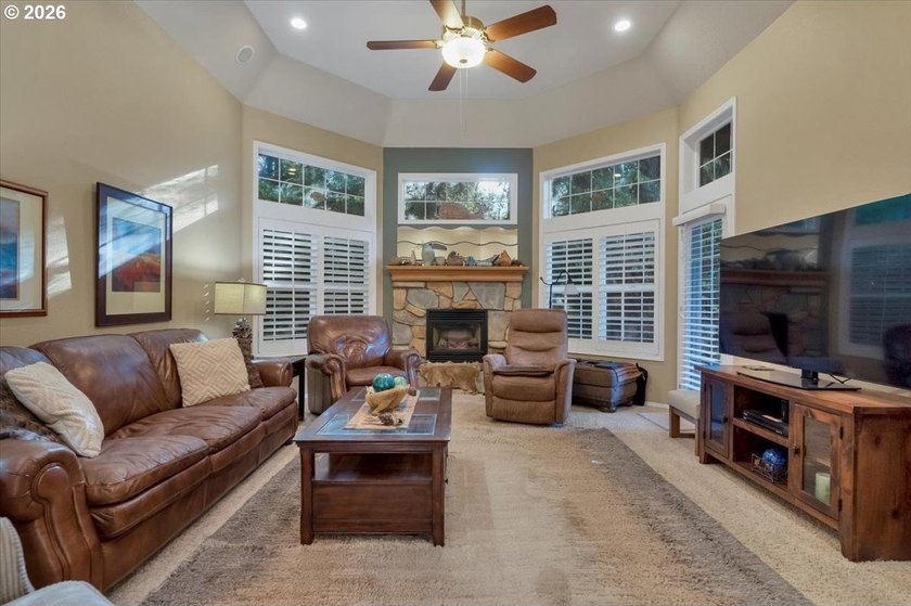 Custom built single level home with vaulted ceilings, gas - photo 20