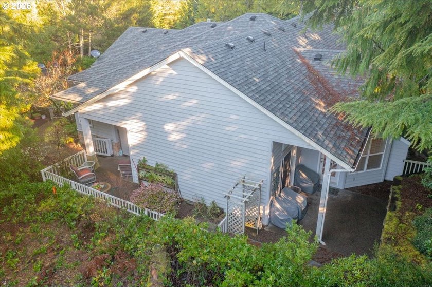 Custom built single level home with vaulted ceilings, gas - photo 22