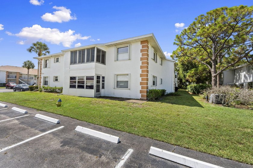 Beautiful second floor end unit located in the guard gated High - photo 23