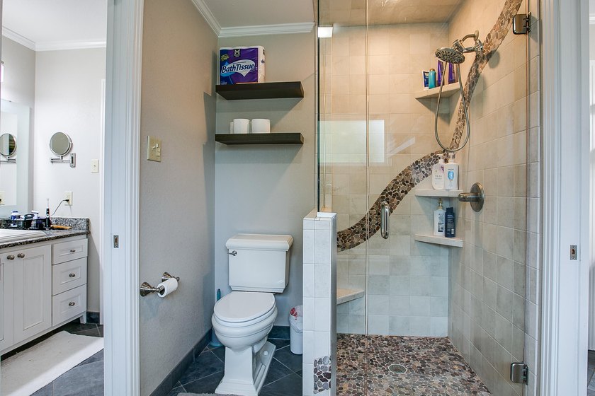 WOW!!! Spacious 4BR/2BA home located on a beautiful tree lined - photo 23