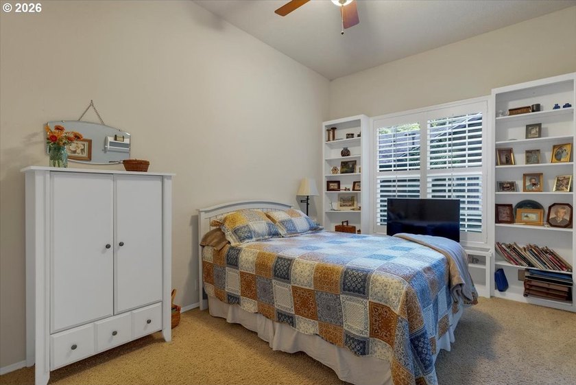 Custom built single level home with vaulted ceilings, gas - photo 32