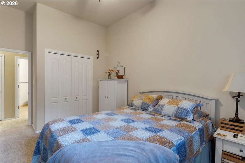 Custom built single level home with vaulted ceilings, gas - photo 33
