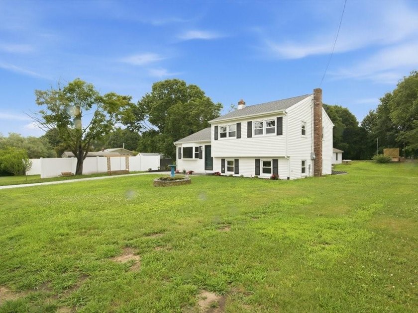 Beautifully Renovated 3BR/2BA Tri-Level Home with Exceptional - photo 2