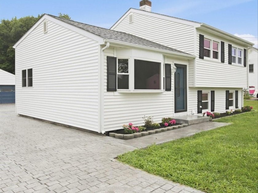 Beautifully Renovated 3BR/2BA Tri-Level Home with Exceptional - photo 3