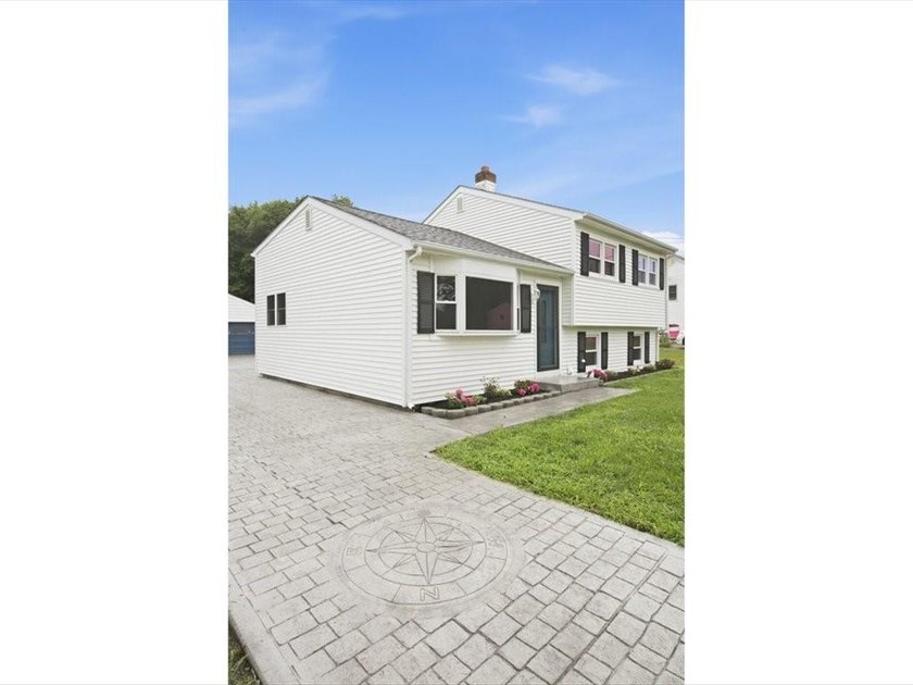Beautifully Renovated 3BR/2BA Tri-Level Home with Exceptional - photo 4