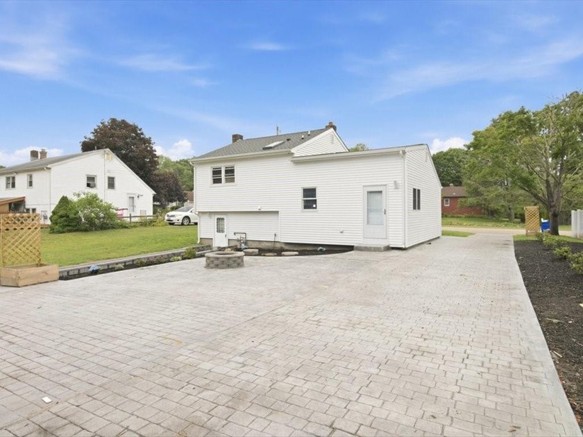 Beautifully Renovated 3BR/2BA Tri-Level Home with Exceptional - photo 6