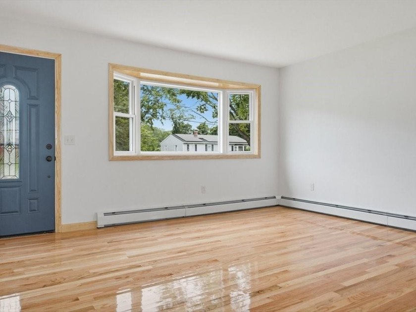 Beautifully Renovated 3BR/2BA Tri-Level Home with Exceptional - photo 8