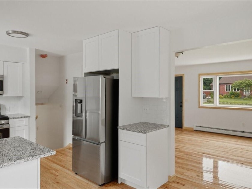 Beautifully Renovated 3BR/2BA Tri-Level Home with Exceptional - photo 10