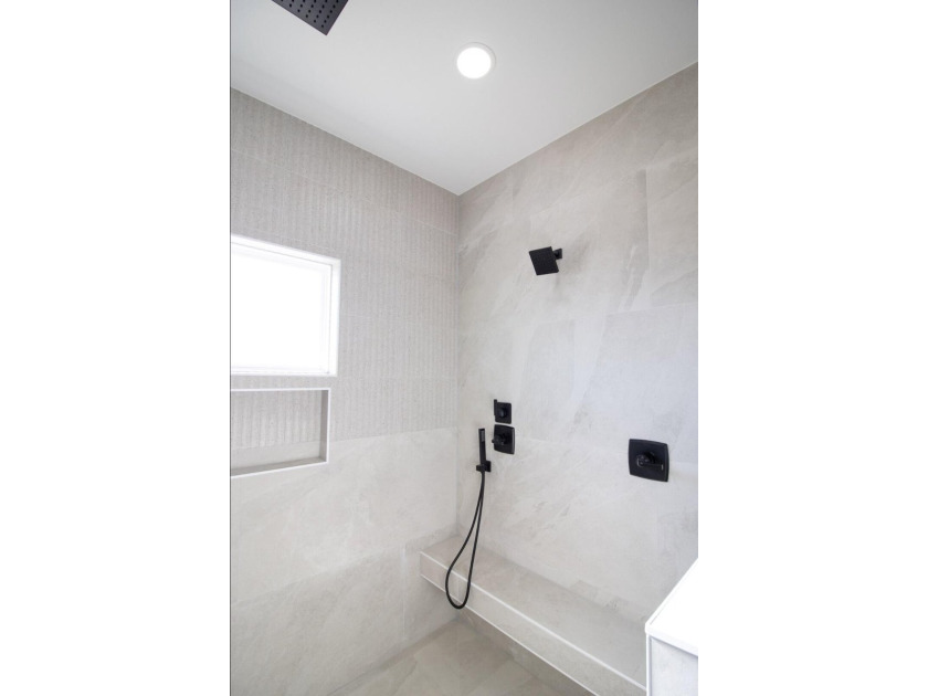 Stunning New Construction by Deluxe Custom Homes! This gorgeous - photo 11