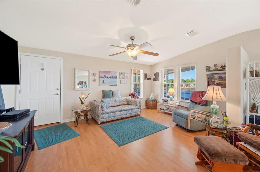 THIS HOME QUALIFIES FOR 100% FINANCING (No PMI and No Income - photo 12