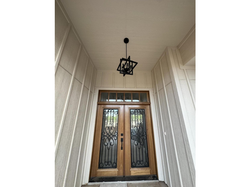 Stunning New Construction by Deluxe Custom Homes! This gorgeous - photo 15