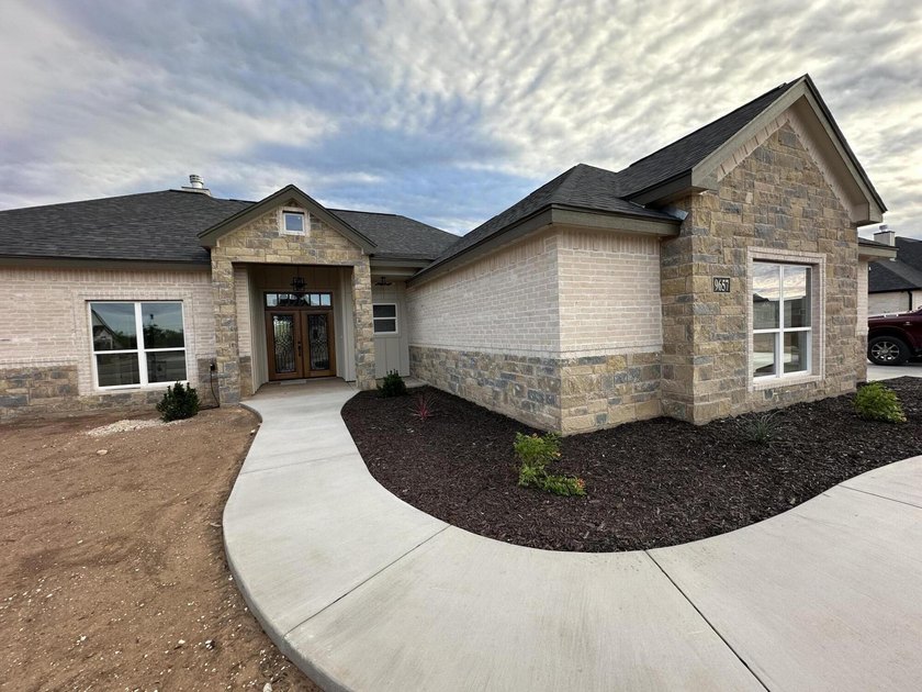Stunning New Construction by Deluxe Custom Homes! This gorgeous - photo 16