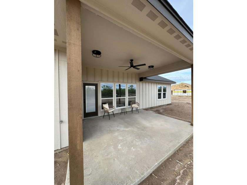 Stunning New Construction by Deluxe Custom Homes! This gorgeous - photo 17