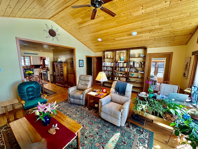 Well-maintained 3BR/1BA home on the serene, no-public-access - photo 7
