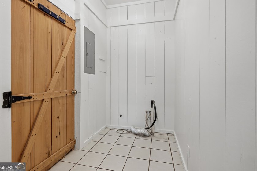 * 3BR / 2BA 1,635-SF Log Cabin built in 1992 and totally - photo 17