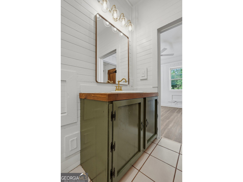 * 3BR / 2BA 1,635-SF Log Cabin built in 1992 and totally - photo 30