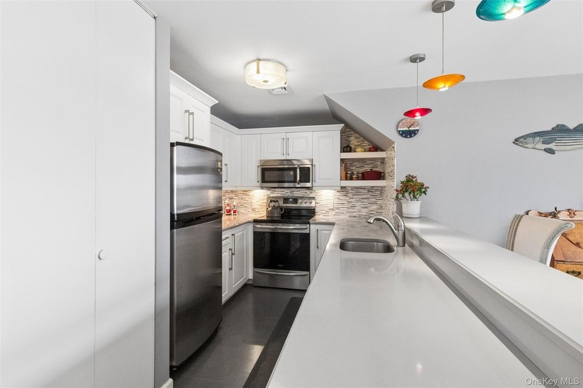 Welcome to this beautifully renovated, move in ready 2-bedroom - photo 9