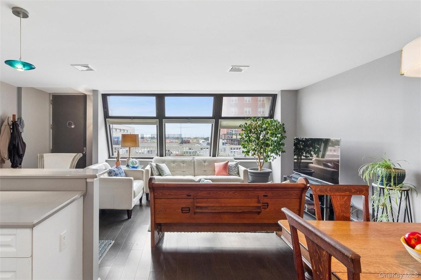 Welcome to this beautifully renovated, move in ready 2-bedroom - photo 10