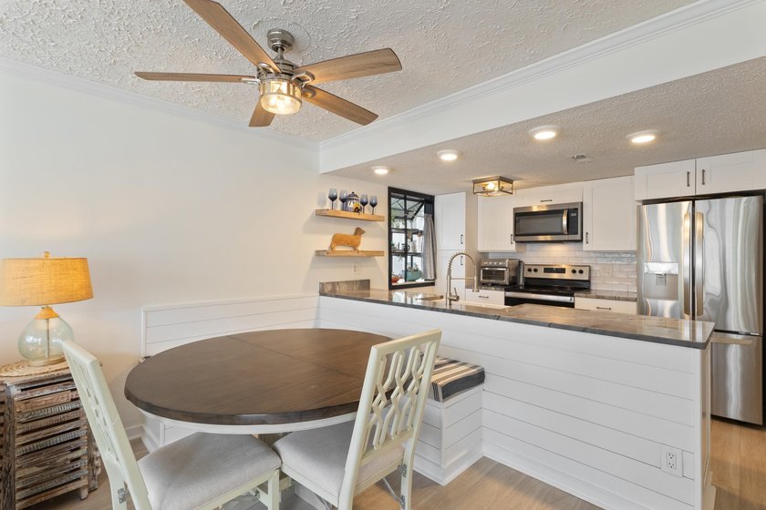 FULLY REMODELED &amp; UPGRADED 2BR/2BA CONDO JUST 2 BLOCKS FROM THE - photo 4