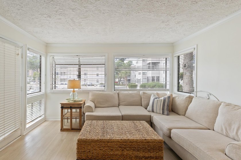 FULLY REMODELED &amp; UPGRADED 2BR/2BA CONDO JUST 2 BLOCKS FROM THE - photo 5