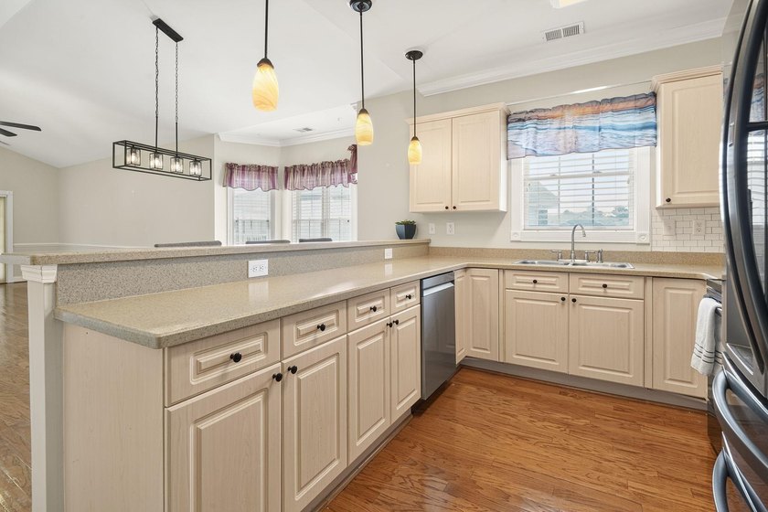 Don't miss this beautifully maintained top-floor end-unit condo - photo 8