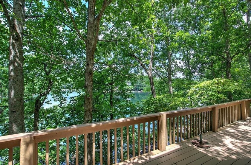 Your Lakeside Sanctuary Awaits: Discover unparalleled lakeside - photo 10