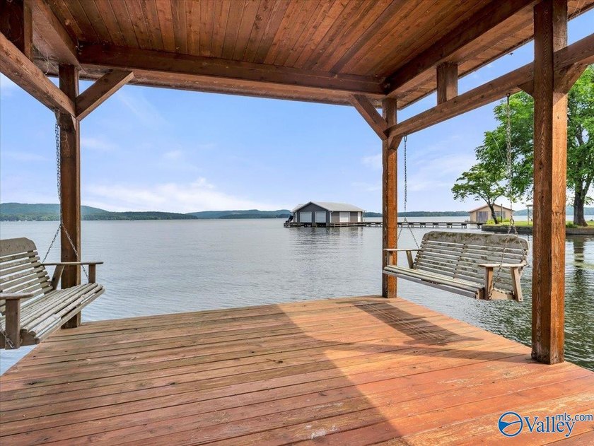 A rare legacy estate on the main channel of Lake Guntersville - photo 2