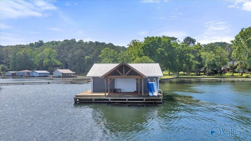 A rare legacy estate on the main channel of Lake Guntersville - photo 3