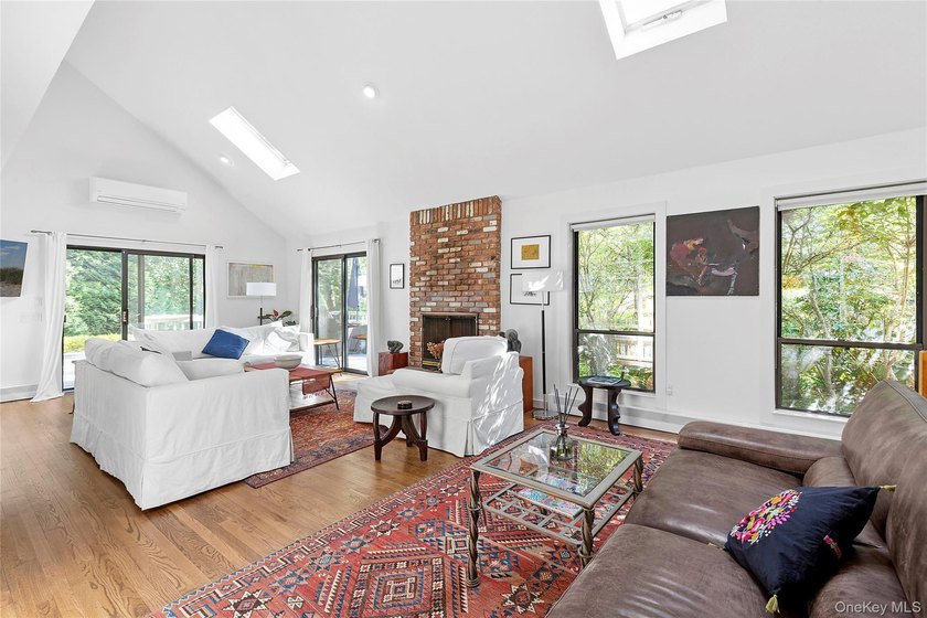 Tucked away saltbox home with an inground pool and abundant - photo 5