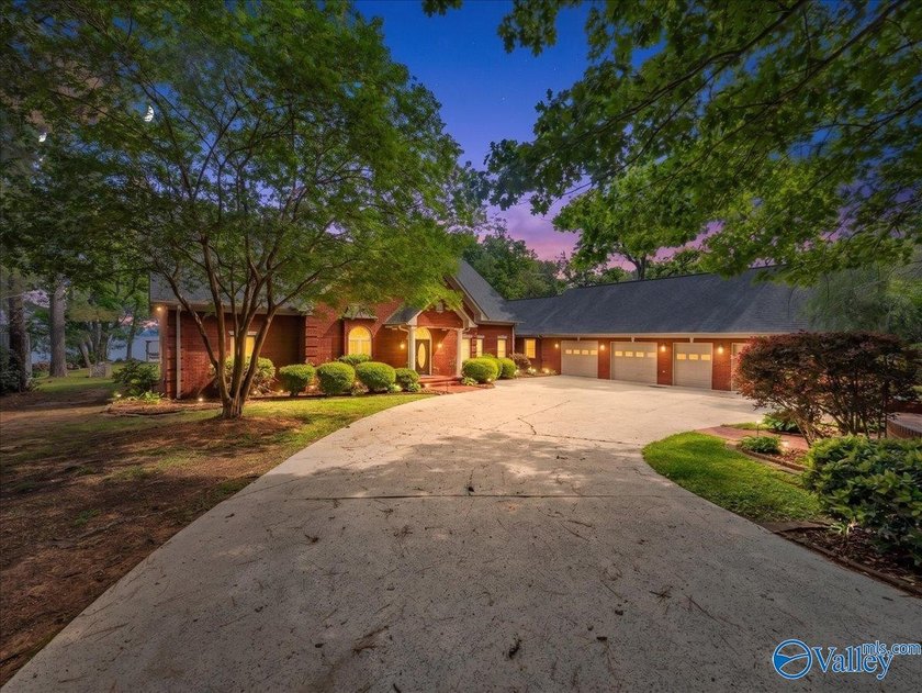 A rare legacy estate on the main channel of Lake Guntersville - photo 5