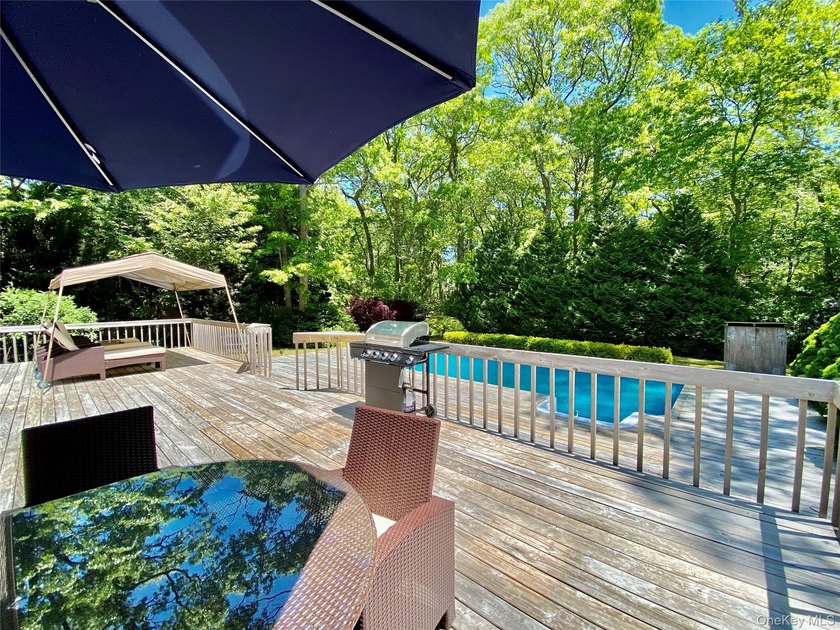 Tucked away saltbox home with an inground pool and abundant - photo 8