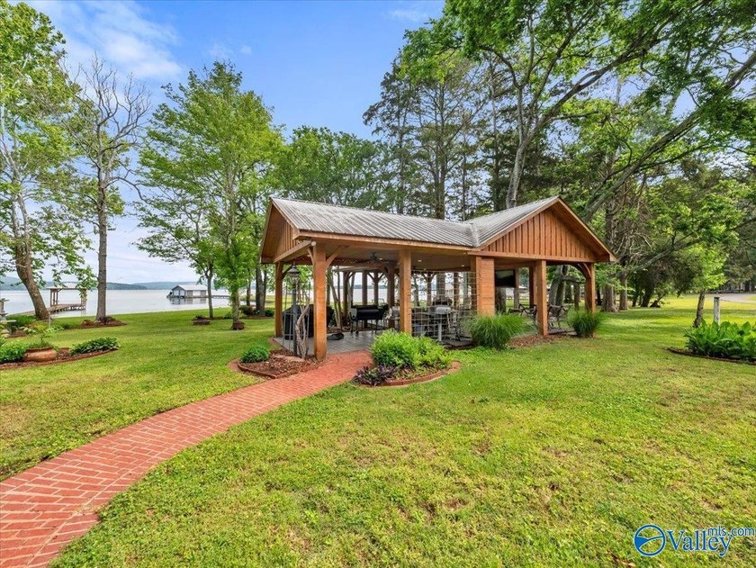 A rare legacy estate on the main channel of Lake Guntersville - photo 10
