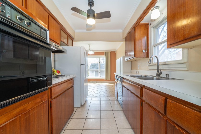 This spacious, classic Ypsilanti Township 3-bedroom, 2.5 bath - photo 4