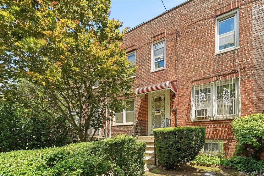 Welcome Home! Come to this beautiful tree-lined neighborhood - photo 4