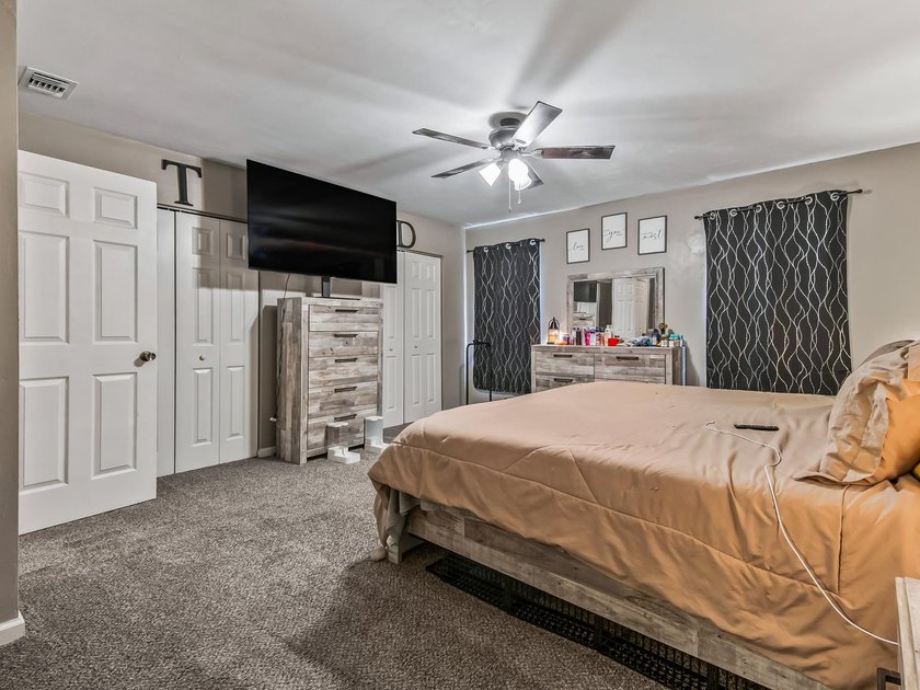 Welcome home to this charming and well-maintained townhouse - photo 31