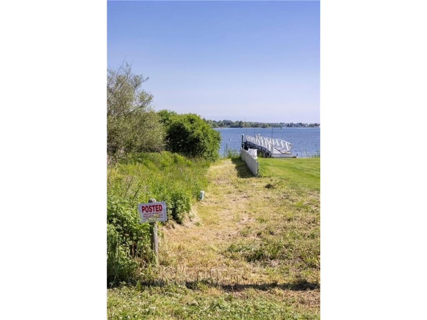 Nestled on desirable Harbour Island, this charming shingle-style - photo 6