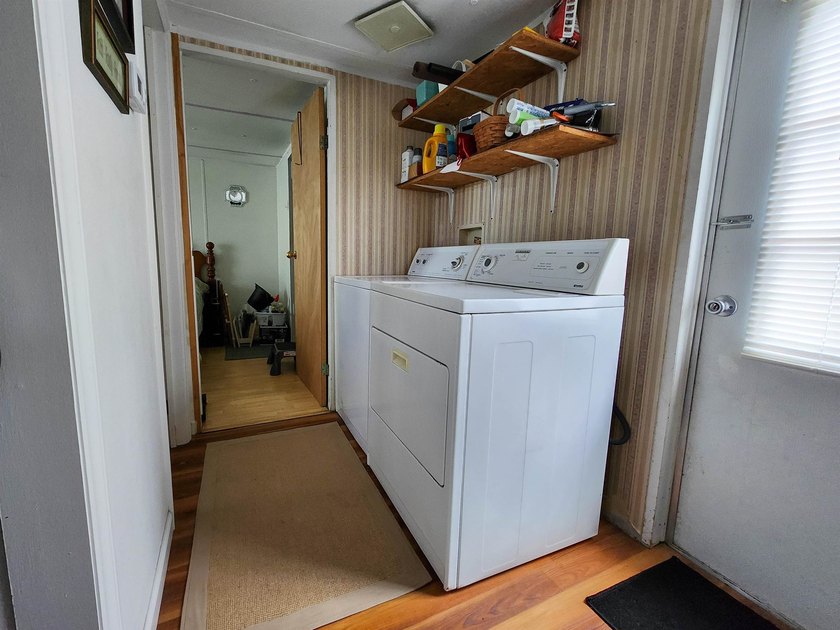 Charming 2BR/1BA Manufactured Home in Crystal Lake - Move-In - photo 7