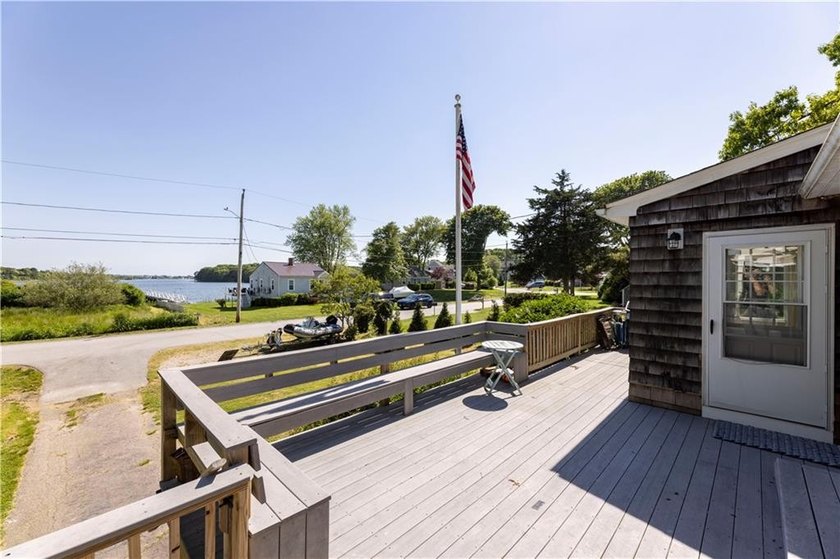 Nestled on desirable Harbour Island, this charming shingle-style - photo 7