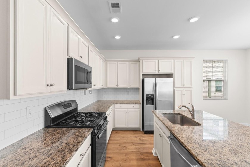 Imagine coming home to a quiet, tree-lined community just - photo 4