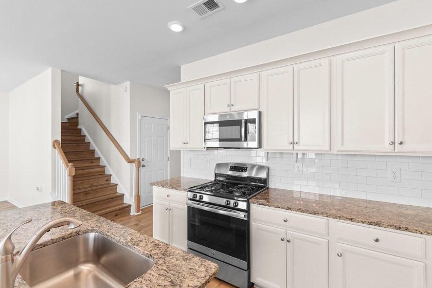 Imagine coming home to a quiet, tree-lined community just - photo 8