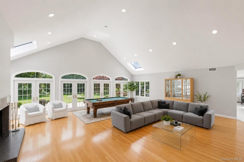 Welcome to this exceptional Hewlett residence, where timeless - photo 4