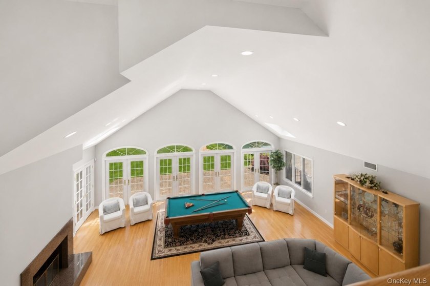 Welcome to this exceptional Hewlett residence, where timeless - photo 6