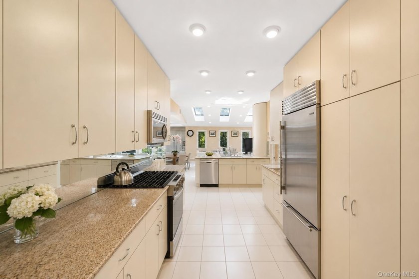 Welcome to this exceptional Hewlett residence, where timeless - photo 7