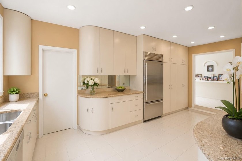 Welcome to this exceptional Hewlett residence, where timeless - photo 8