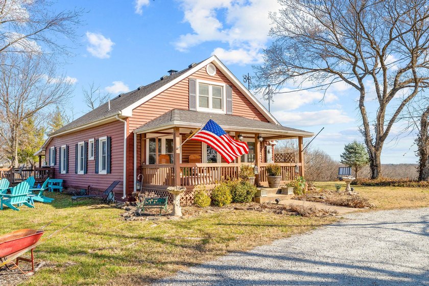 Farmhouse &amp; Turnkey Event Venue on 2.85 Unrestricted Acres in - photo 3
