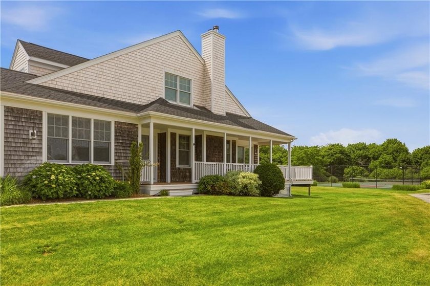 WELCOME HOME TO 189 FERRY LANDING CIRCLE. THIS RARE, CORNER UNIT - photo 3