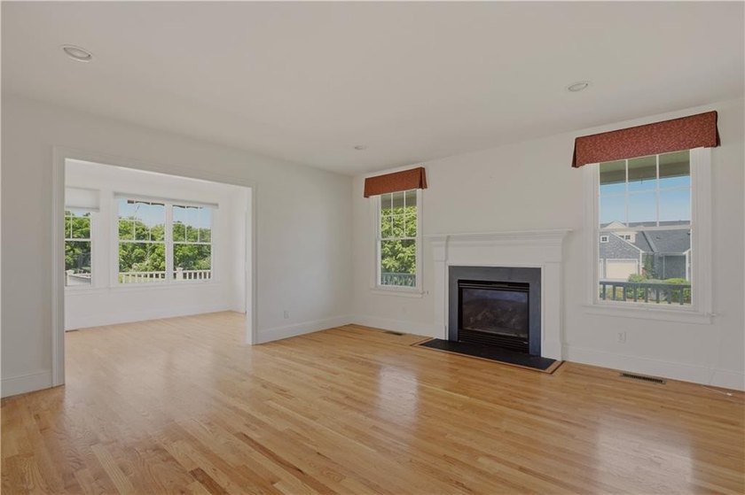 WELCOME HOME TO 189 FERRY LANDING CIRCLE. THIS RARE, CORNER UNIT - photo 8